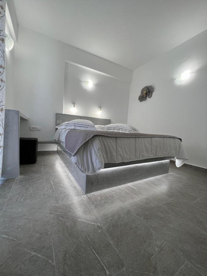 Petit Homme By Andreas Apartamento Perissa  Exterior foto